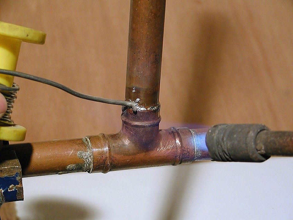 Fuite sur un tuyau en cuivre, comment la réparer ?